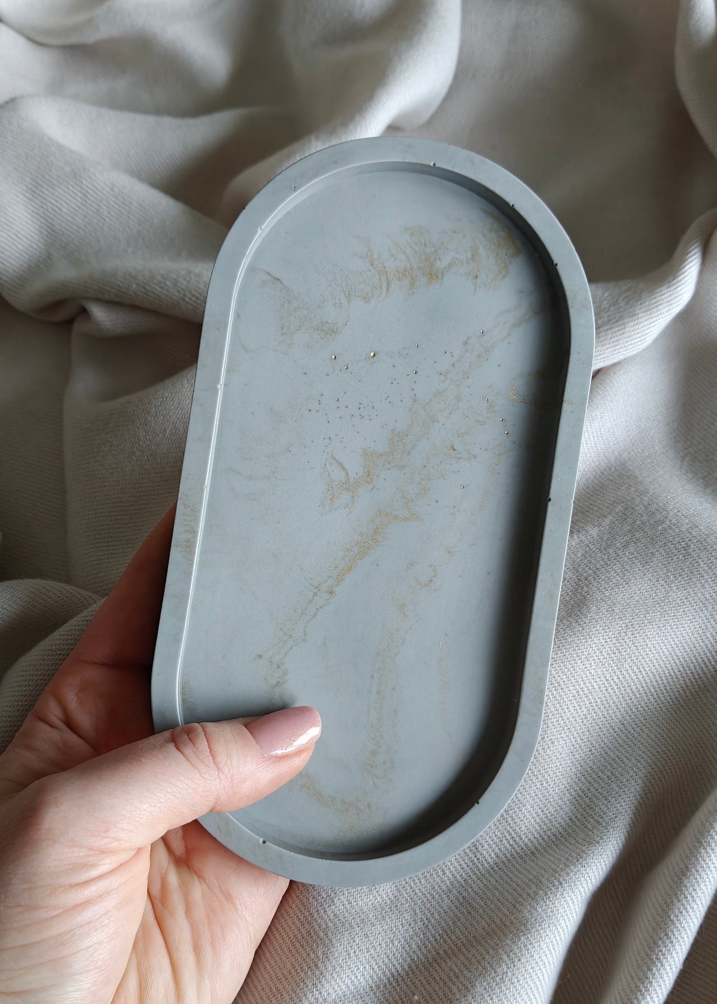 The Oval, Medium gray with Gold marble